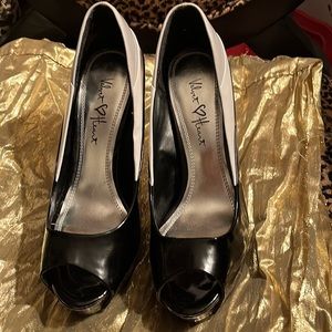 3 colors, black, grey and white